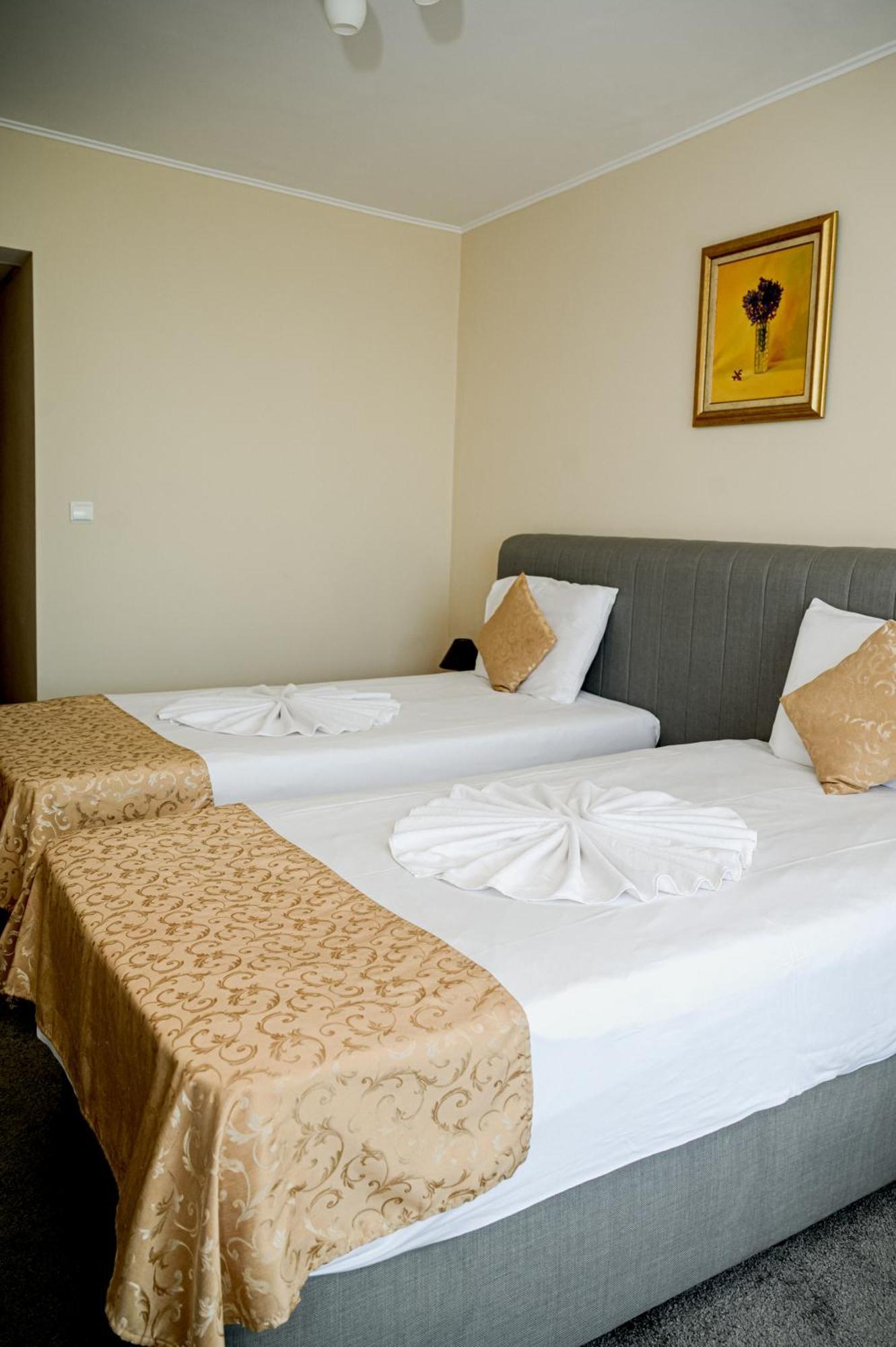 Paradise Hotel & Relax Center Pomorie Buitenkant foto