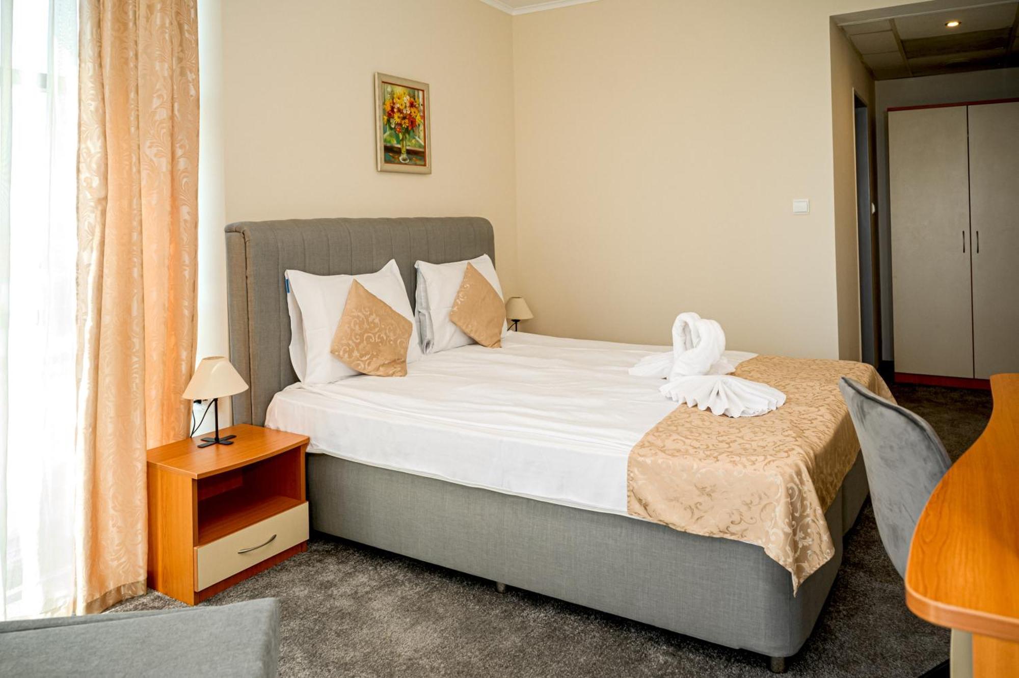 Paradise Hotel & Relax Center Pomorie Buitenkant foto